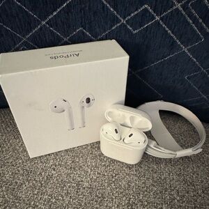 AirPods with Wireless Charging Case - White